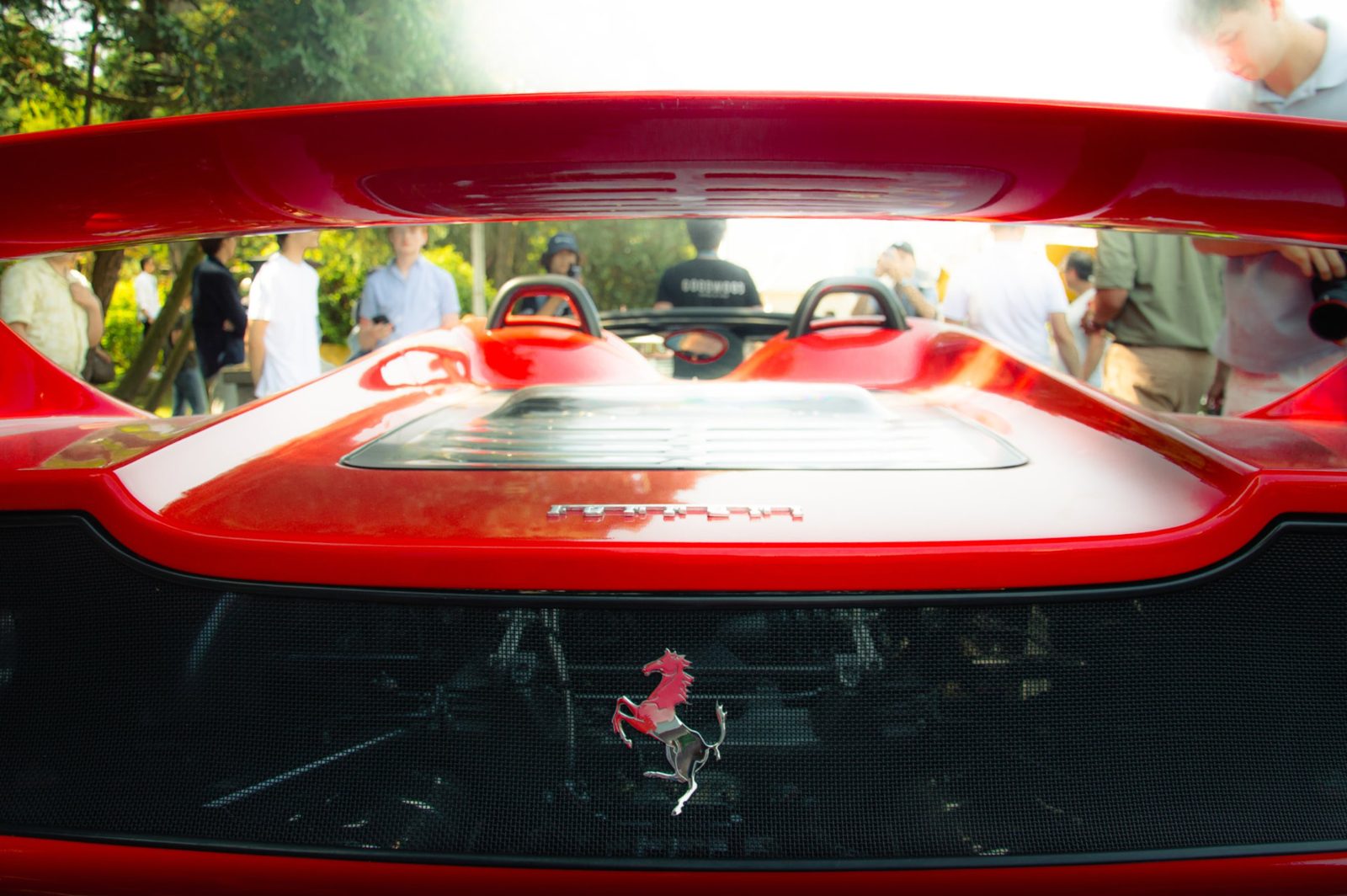 Bakvagnen på en röd Ferrari