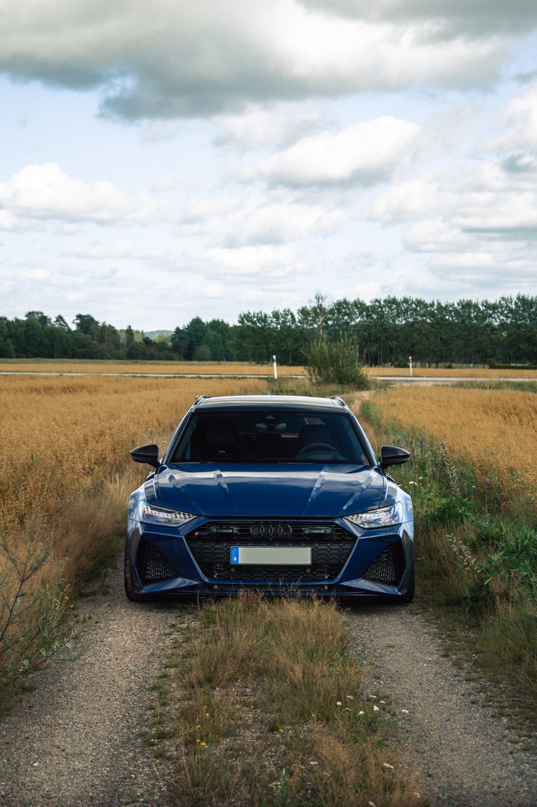 Audi RS6 på en grusväg