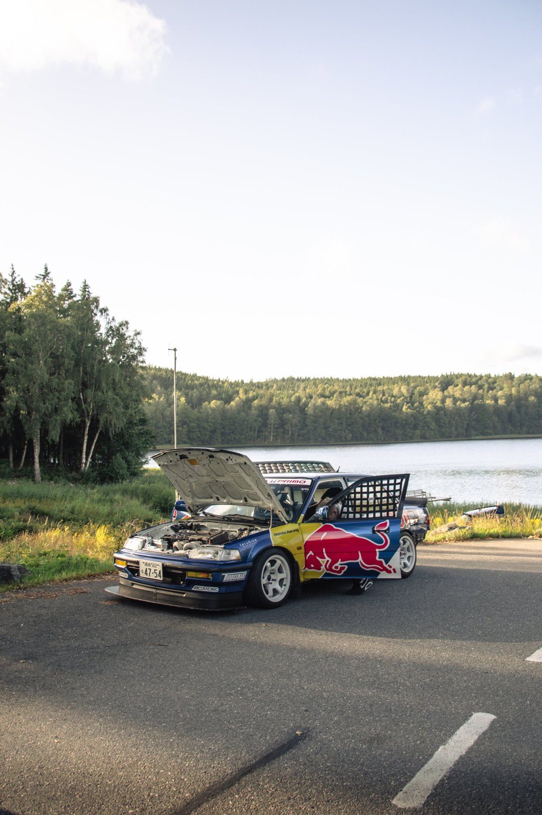 Rallybil vid en sjö